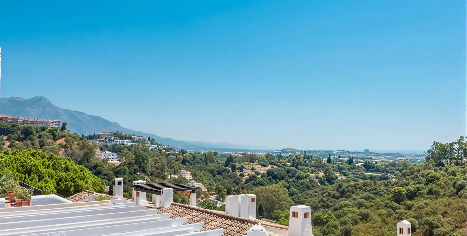 Sale of middle floor apartment in Benahavís 2