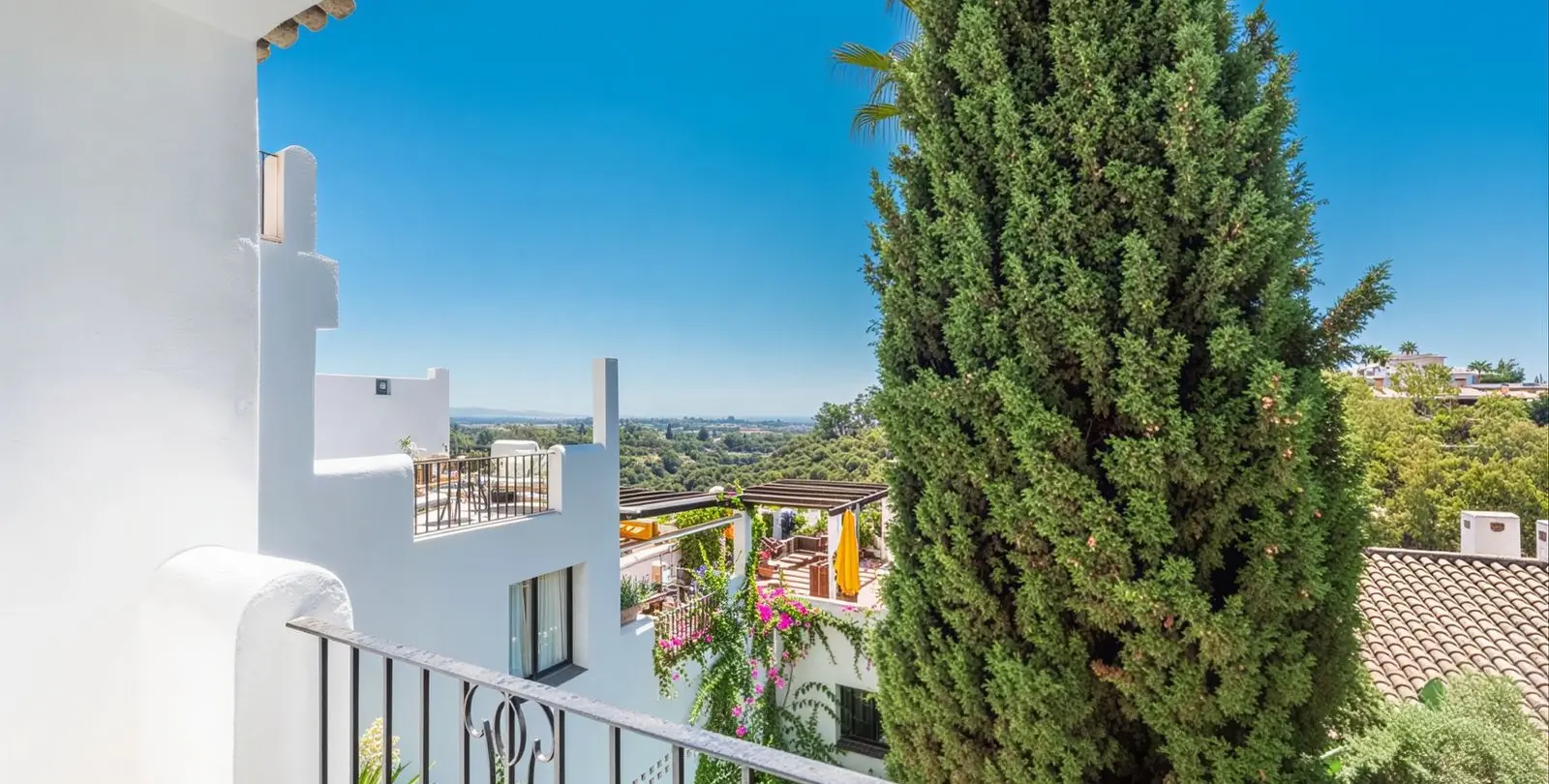 Sale of middle floor apartment in Benahavís 19