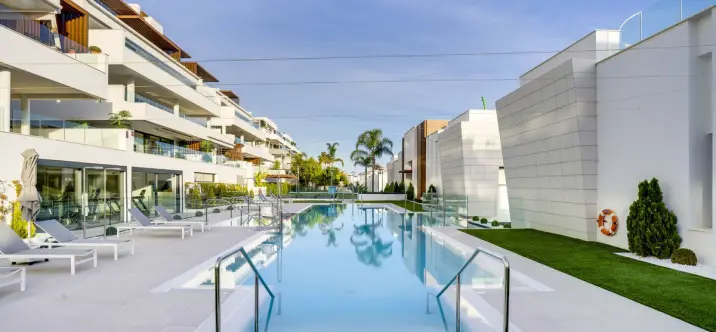 Продажа апартаментов на среднем этаже в Estepona 0