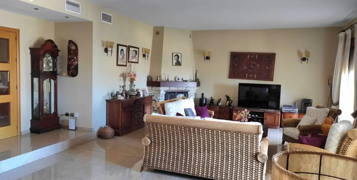 Sale of detached villa in Sierrezuela 6