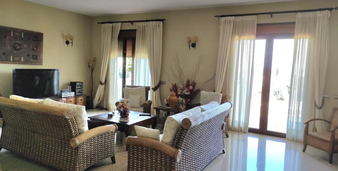 Sale of detached villa in Sierrezuela 9