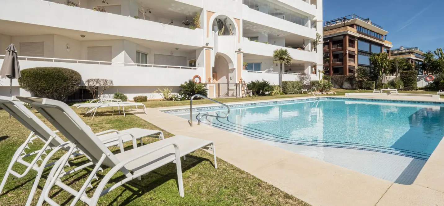 Sale of ground floor apartment in Puerto Banús 2