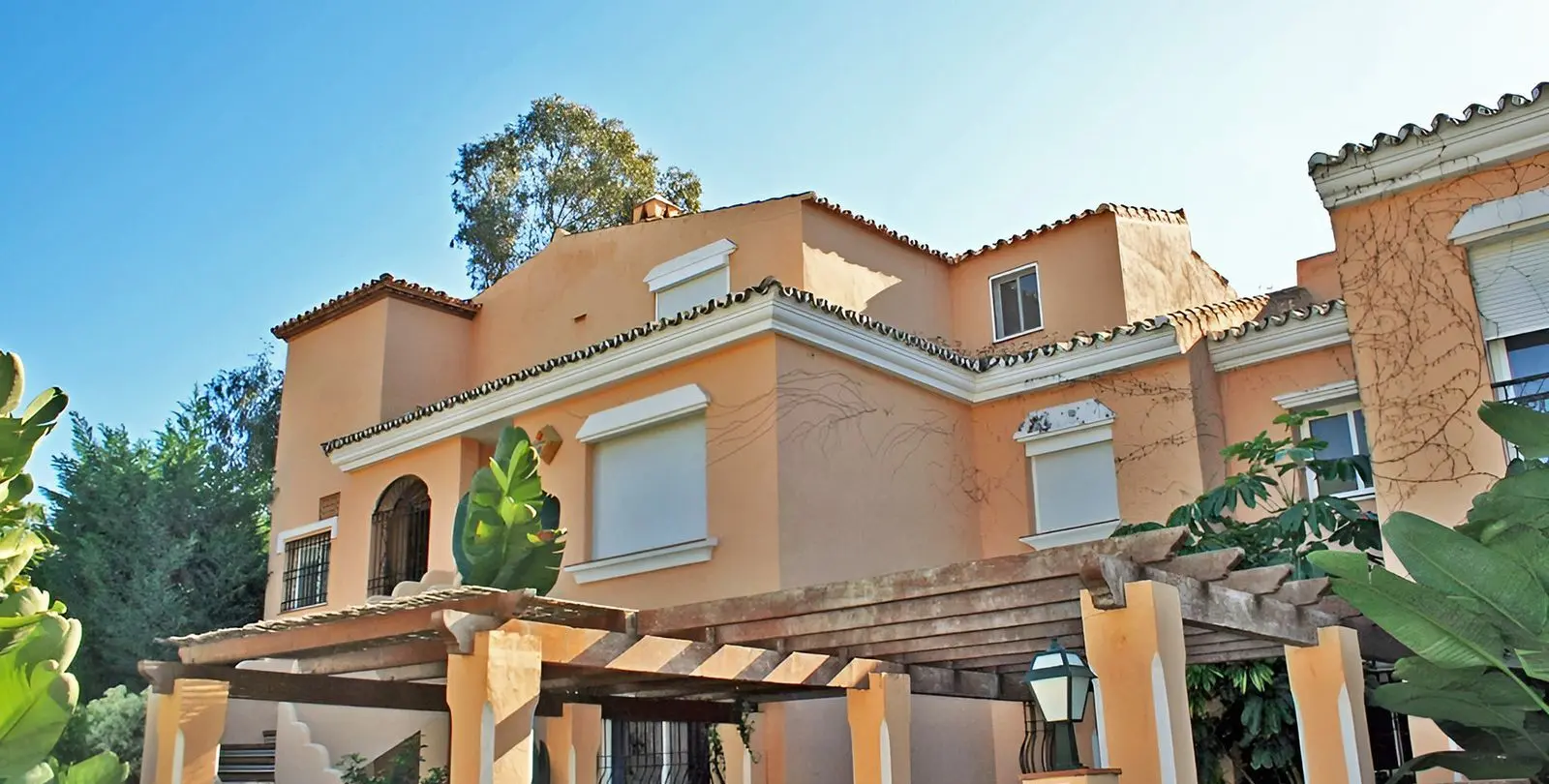 Sale of penthouse duplex in New Golden Mile 1