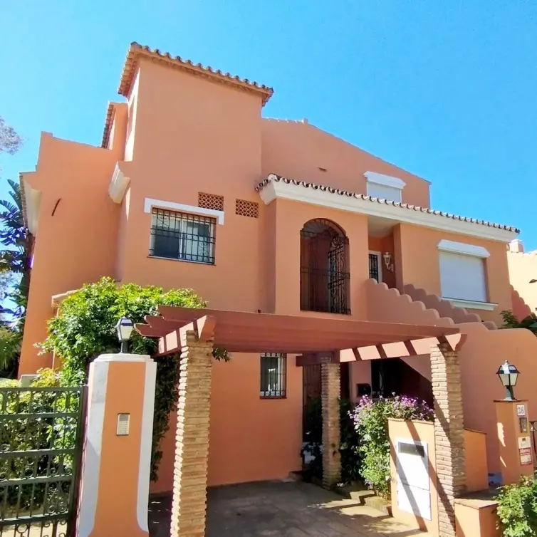 Sale of penthouse duplex in New Golden Mile