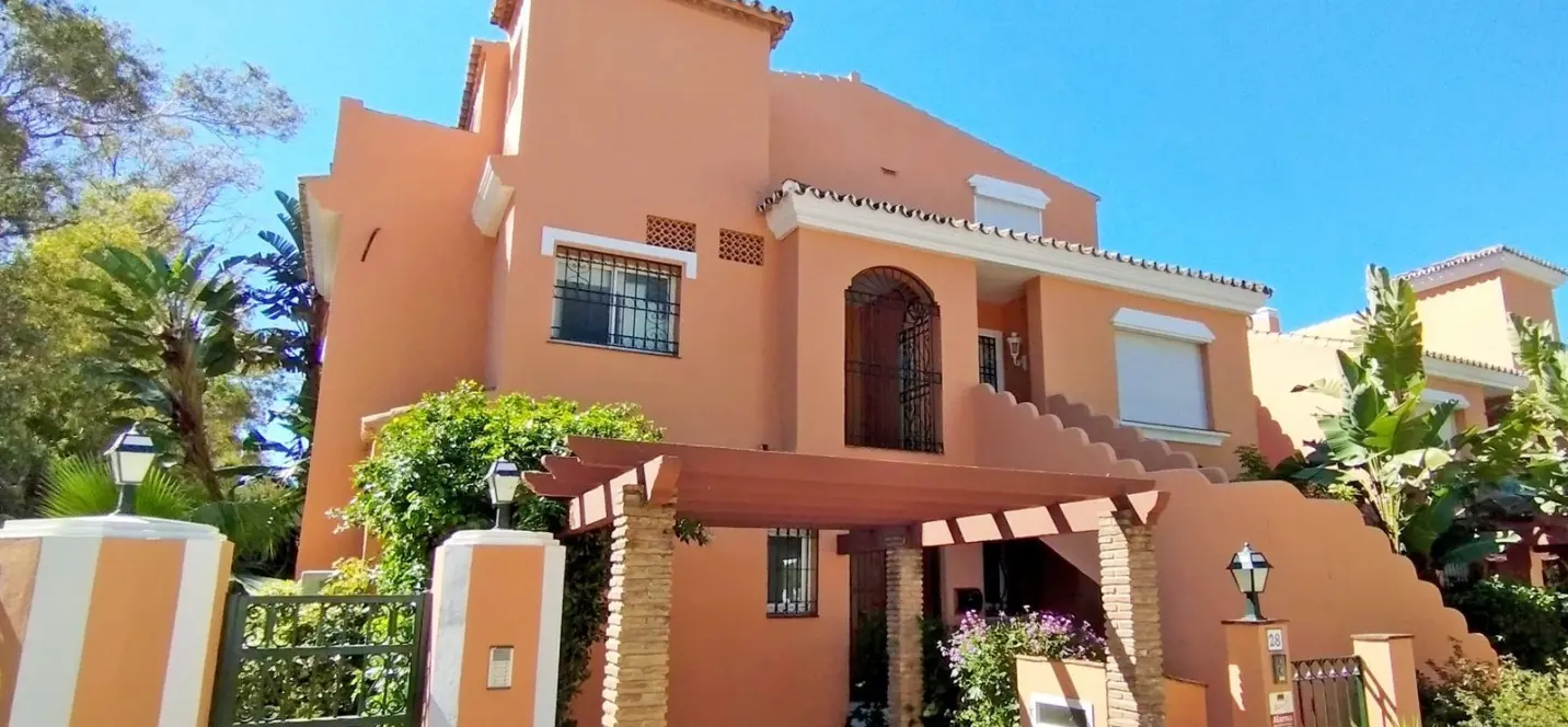 Sale of penthouse duplex in New Golden Mile 1