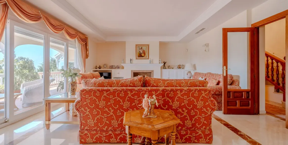 Venta de villa independiente en El Paraiso 5