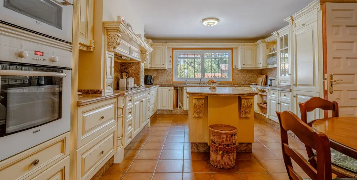 Venta de villa independiente en El Paraiso 9