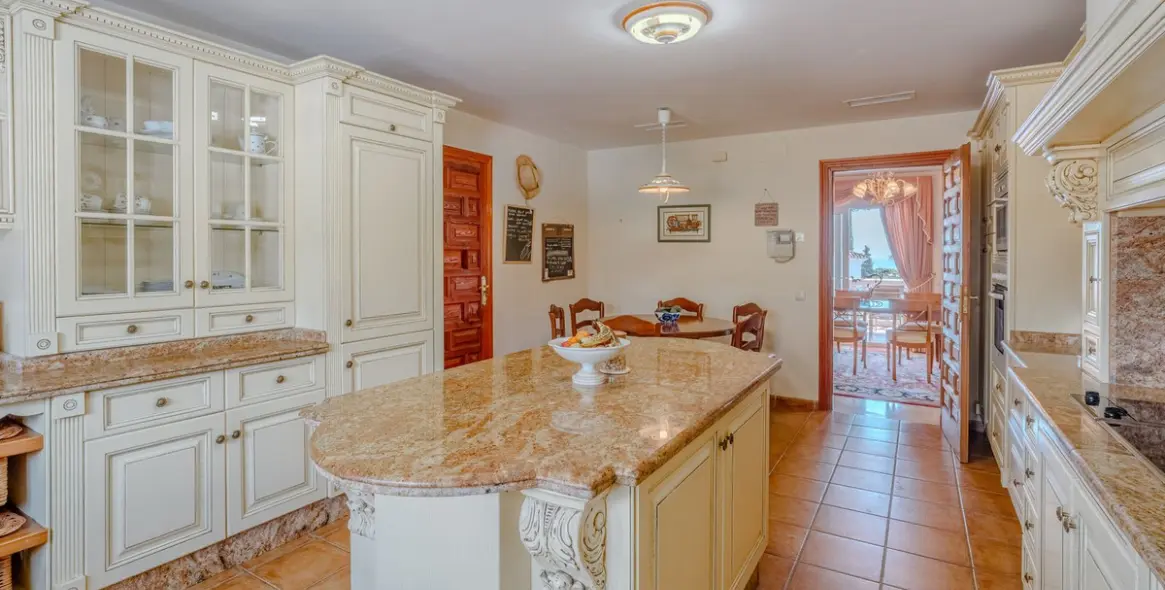 Venta de villa independiente en El Paraiso 10