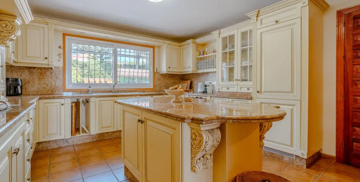 Venta de villa independiente en El Paraiso 11