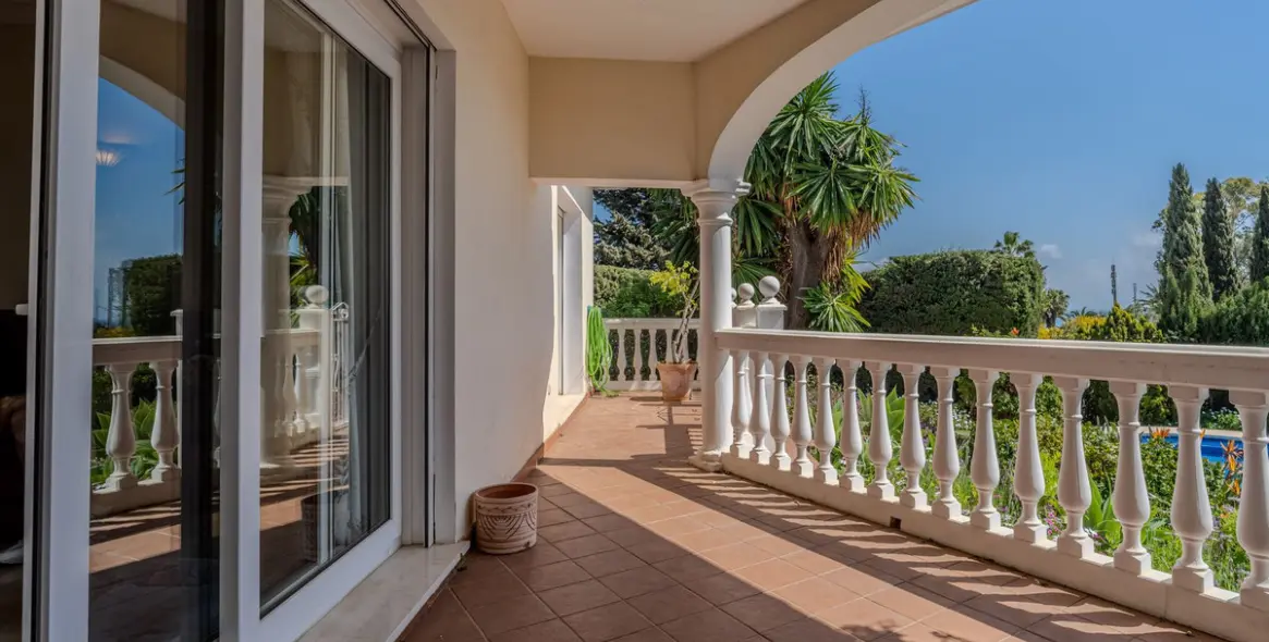 Venta de villa independiente en El Paraiso 13