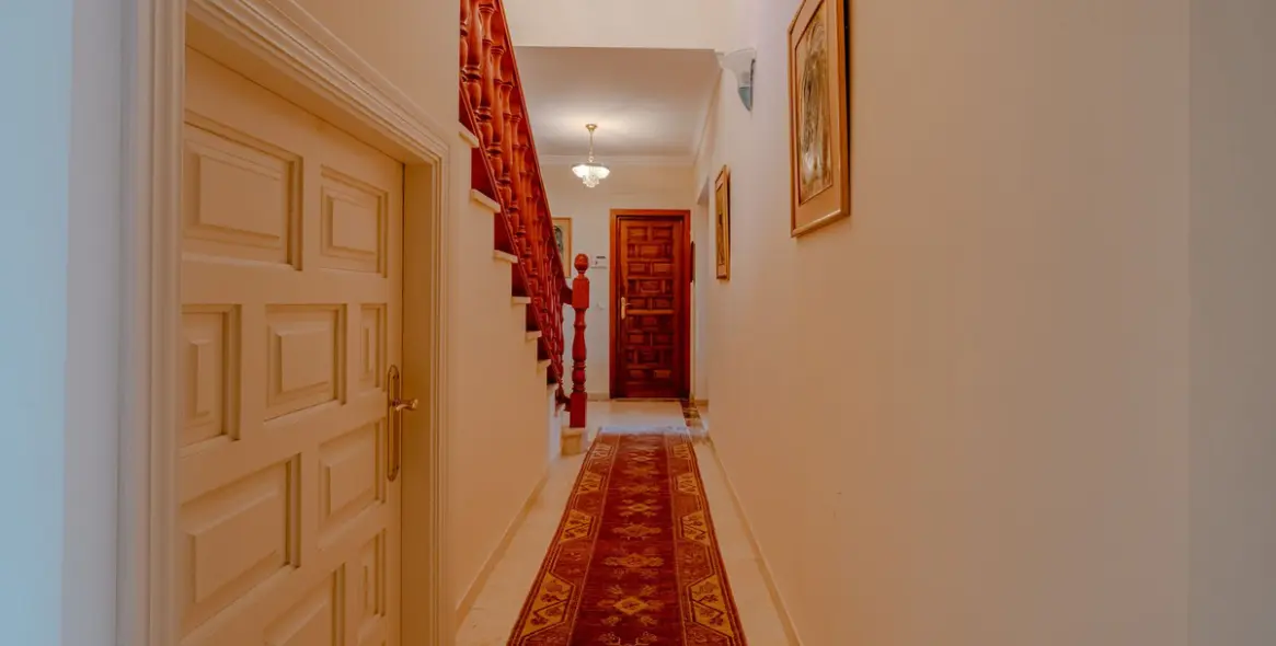 Venta de villa independiente en El Paraiso 17