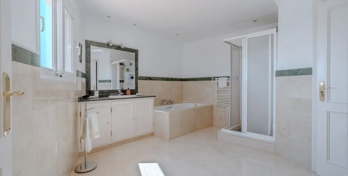 Venta de villa independiente en El Paraiso 25