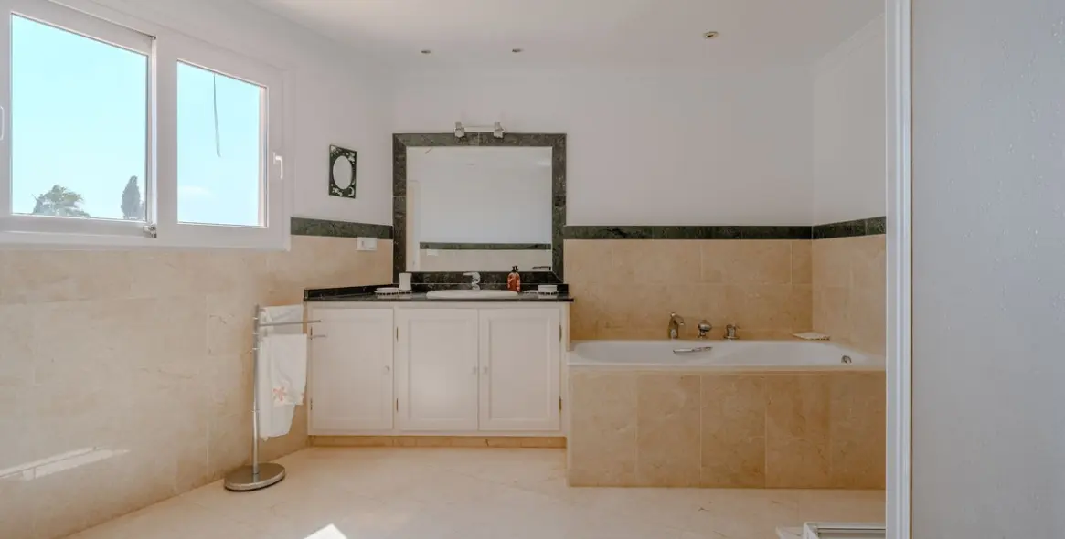 Venta de villa independiente en El Paraiso 27