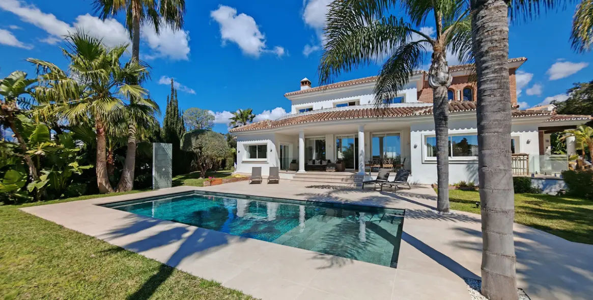 Продажа  отдельно стоящей виллы в Elviria 1