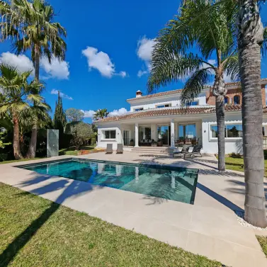 Venta de villa independiente en Elviria