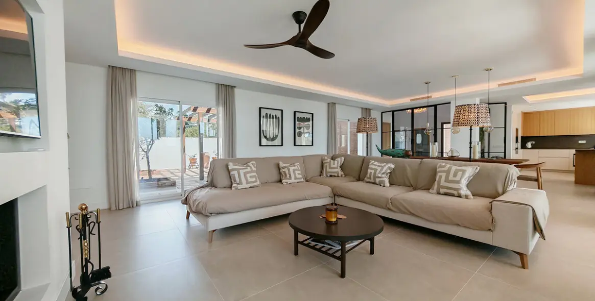 Продажа  отдельно стоящей виллы в Elviria 2