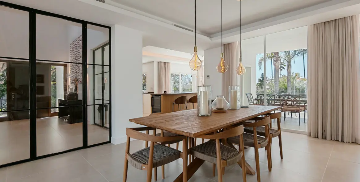 Продажа  отдельно стоящей виллы в Elviria 4