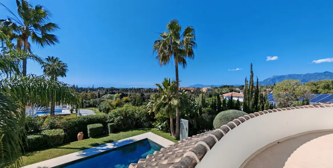 Продажа  отдельно стоящей виллы в Elviria 5