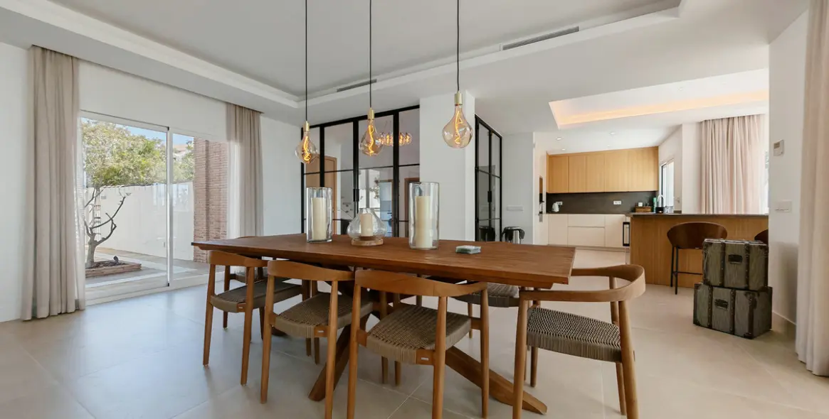 Продажа  отдельно стоящей виллы в Elviria 7