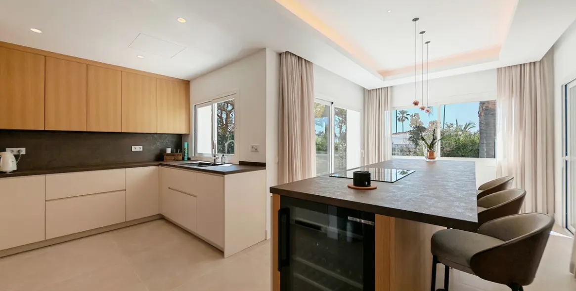 Продажа  отдельно стоящей виллы в Elviria 8