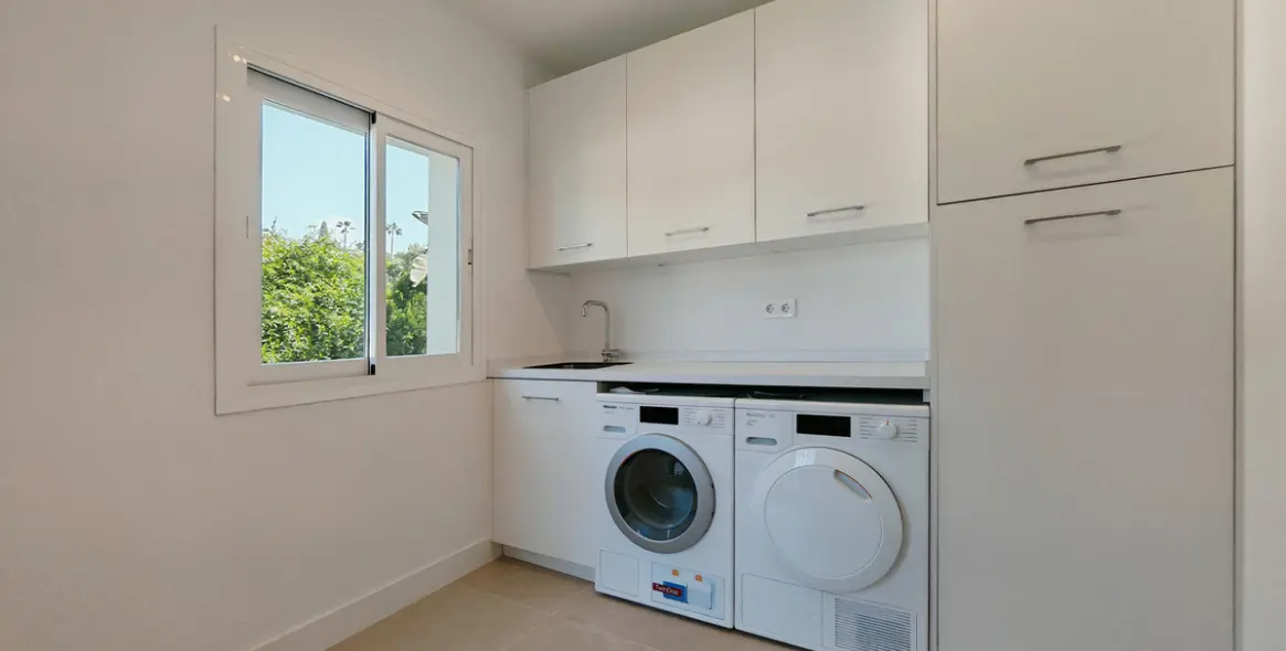 Продажа  отдельно стоящей виллы в Elviria 10