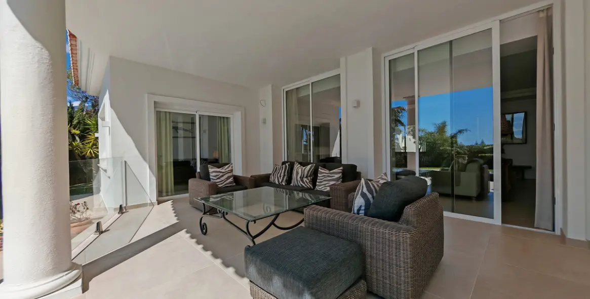 Продажа  отдельно стоящей виллы в Elviria 11