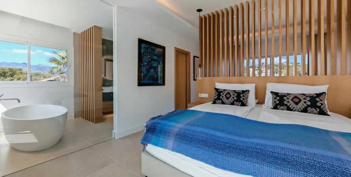 Продажа  отдельно стоящей виллы в Elviria 15