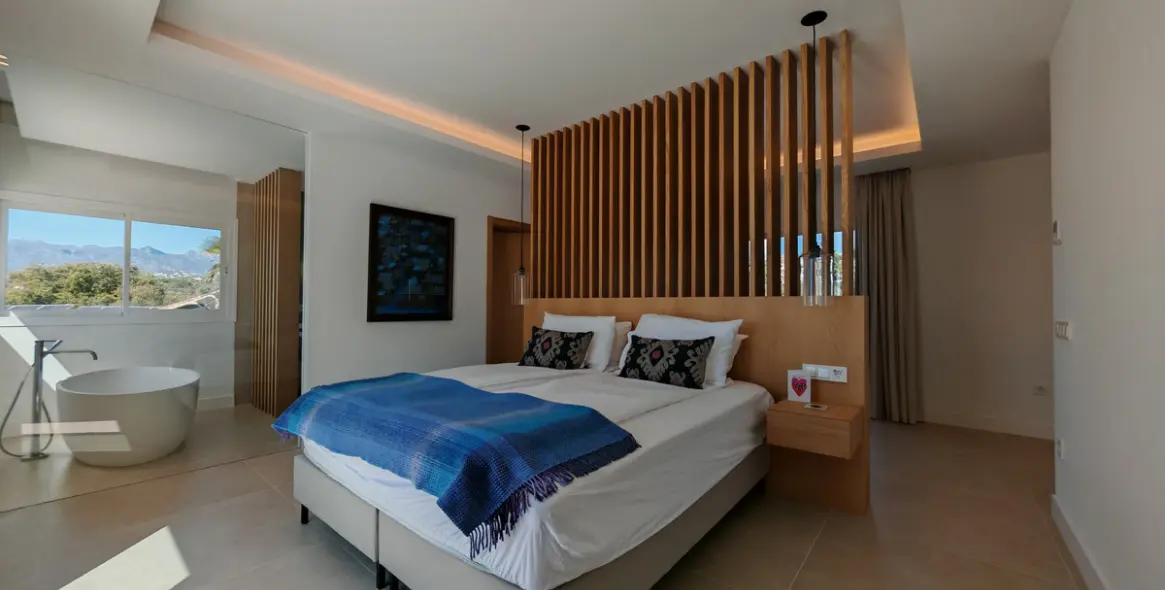 Продажа  отдельно стоящей виллы в Elviria 16