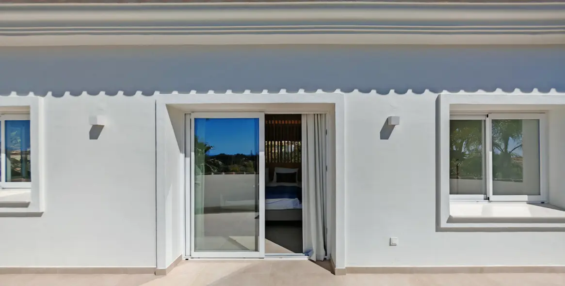 Продажа  отдельно стоящей виллы в Elviria 19