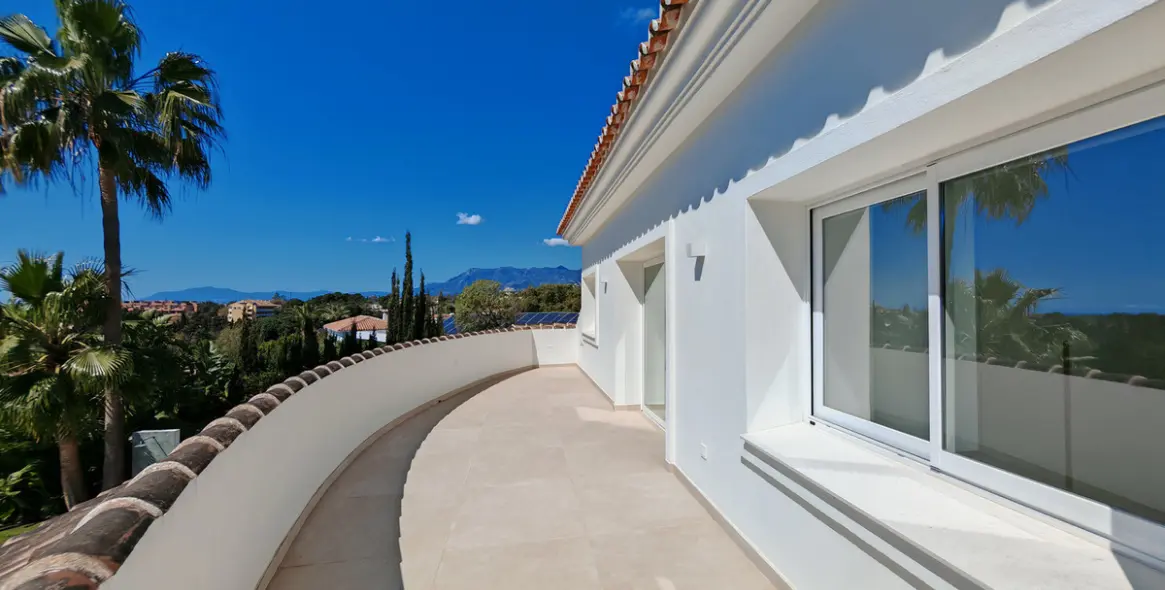 Продажа  отдельно стоящей виллы в Elviria 20