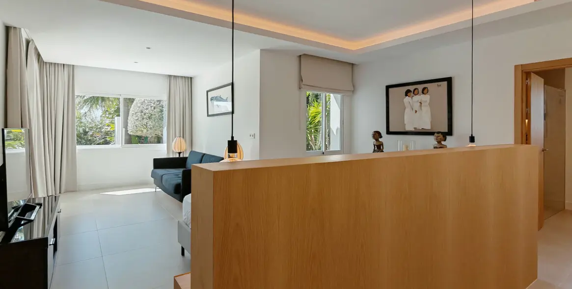 Продажа  отдельно стоящей виллы в Elviria 22