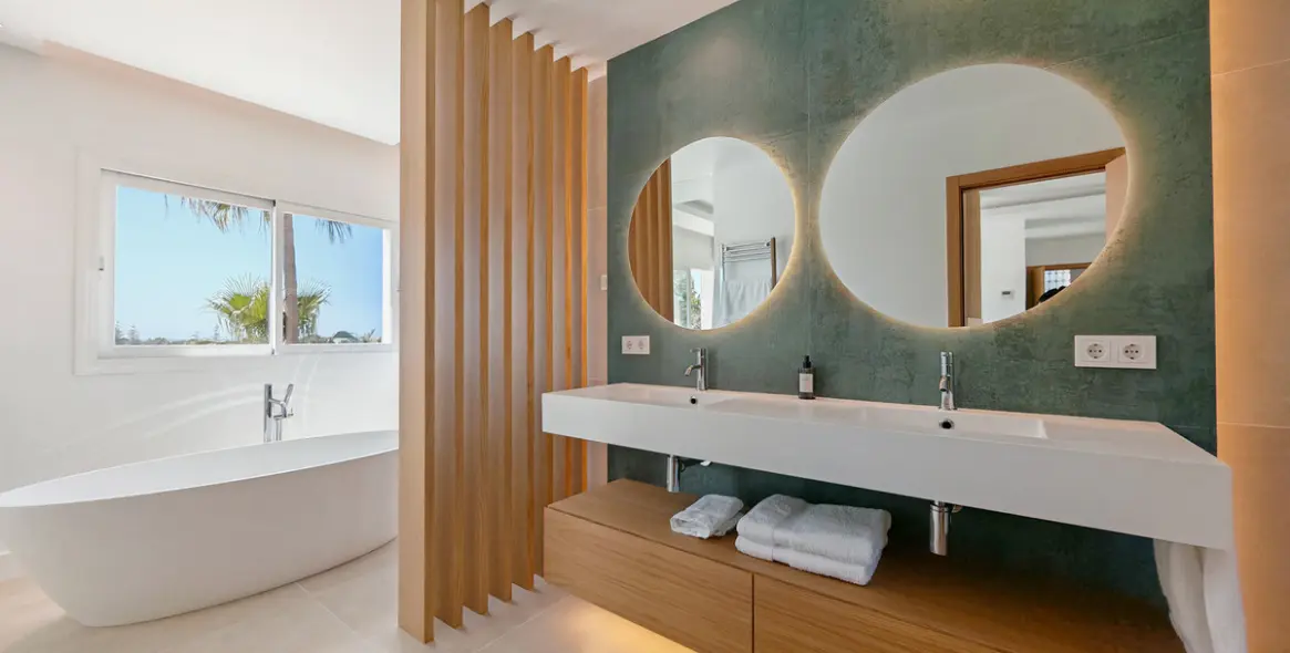 Продажа  отдельно стоящей виллы в Elviria 24