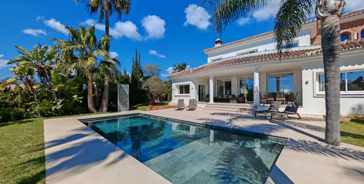 Продажа  отдельно стоящей виллы в Elviria 39