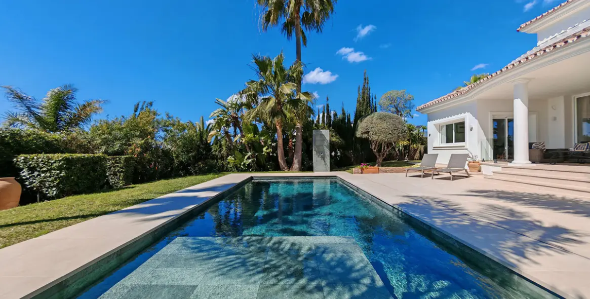 Продажа  отдельно стоящей виллы в Elviria 42