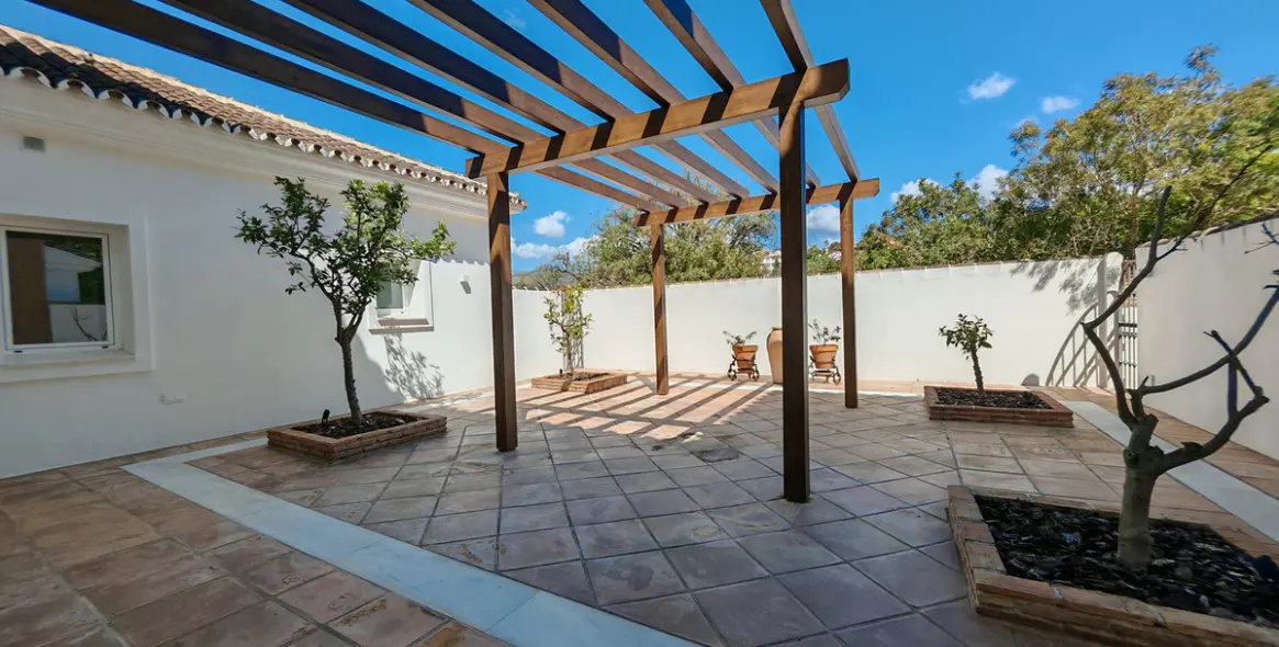 Продажа  отдельно стоящей виллы в Elviria 44