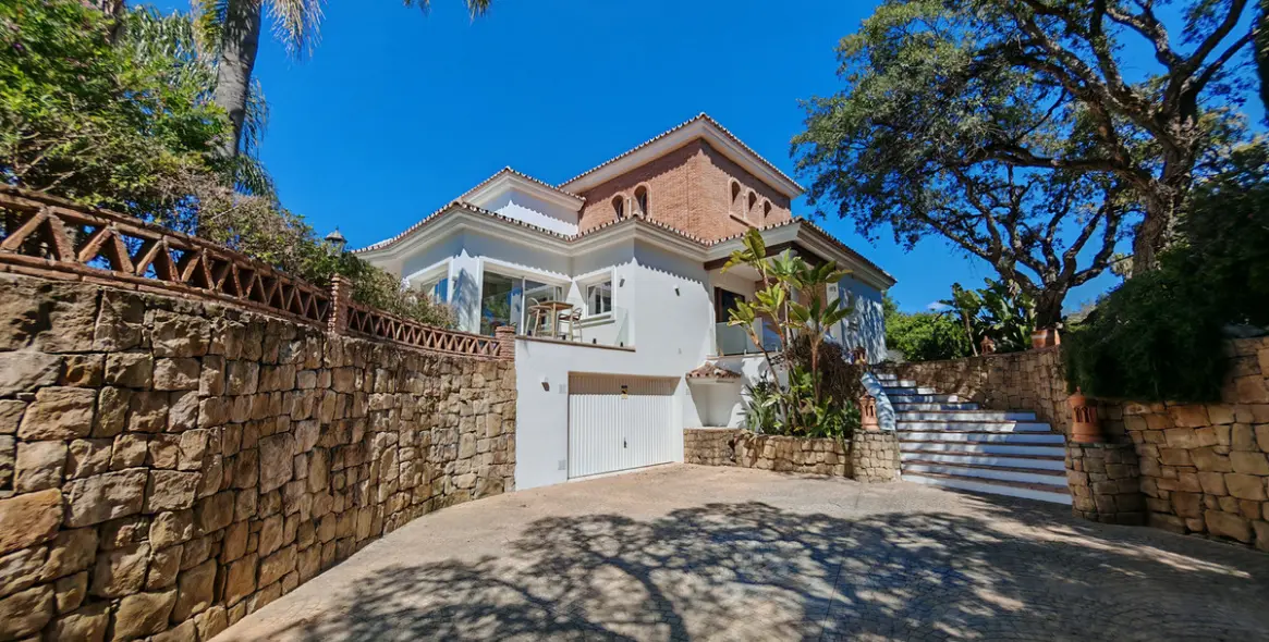 Продажа  отдельно стоящей виллы в Elviria 48