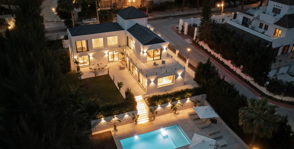 Продажа  отдельно стоящей виллы в Las Brisas 1