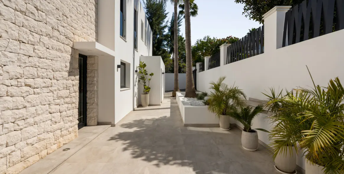 Продажа  отдельно стоящей виллы в Las Brisas 7