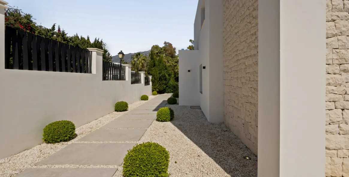 Продажа  отдельно стоящей виллы в Las Brisas 8