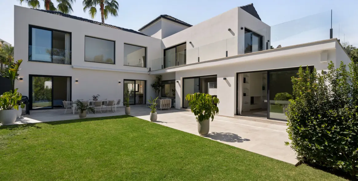 Продажа  отдельно стоящей виллы в Las Brisas 9