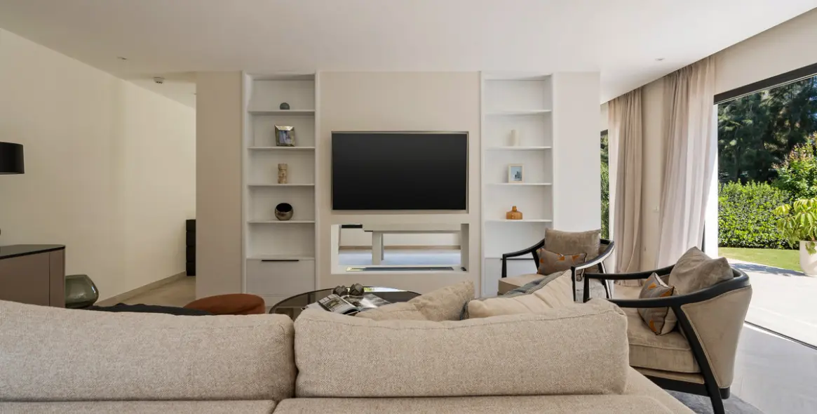 Продажа  отдельно стоящей виллы в Las Brisas 19