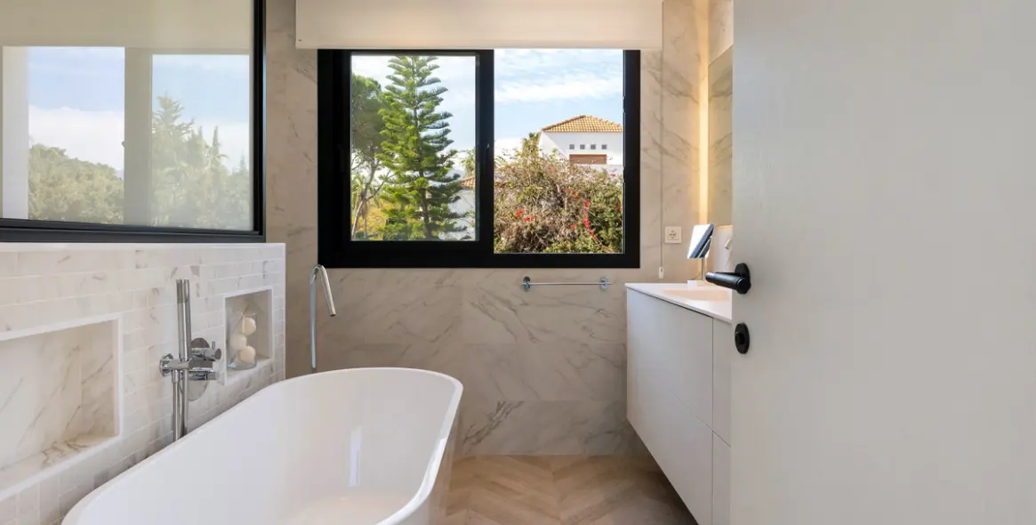 Продажа  отдельно стоящей виллы в Las Brisas 22