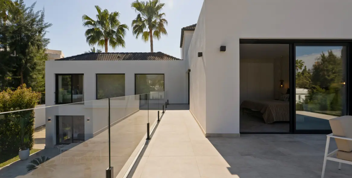 Продажа  отдельно стоящей виллы в Las Brisas 25