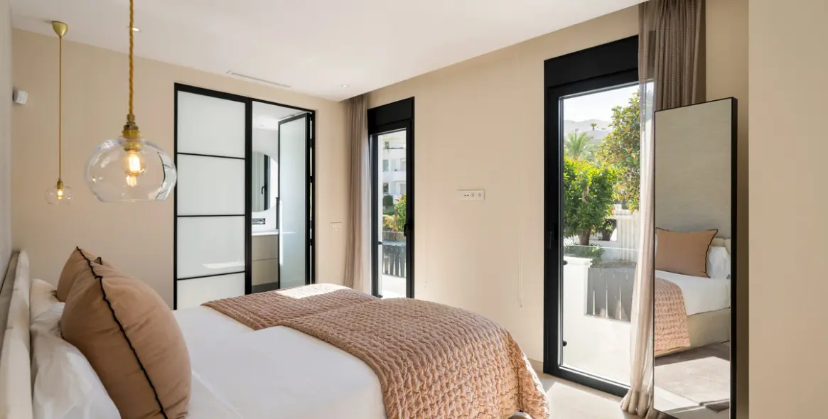 Продажа  отдельно стоящей виллы в Las Brisas 28