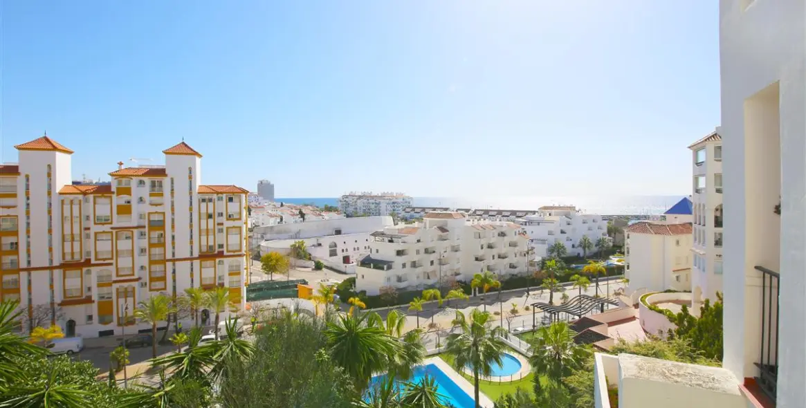 Short-term rent of middle floor apartment in Estepona 1