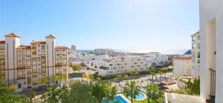 Short-term rent of middle floor apartment in Estepona 0