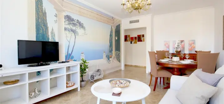 Short-term rent of middle floor apartment in Estepona 2