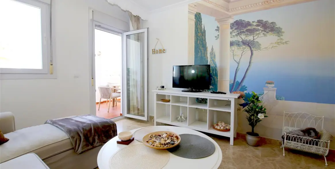 Short-term rent of middle floor apartment in Estepona 4