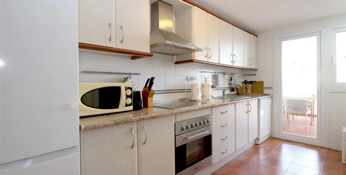 Short-term rent of middle floor apartment in Estepona 6