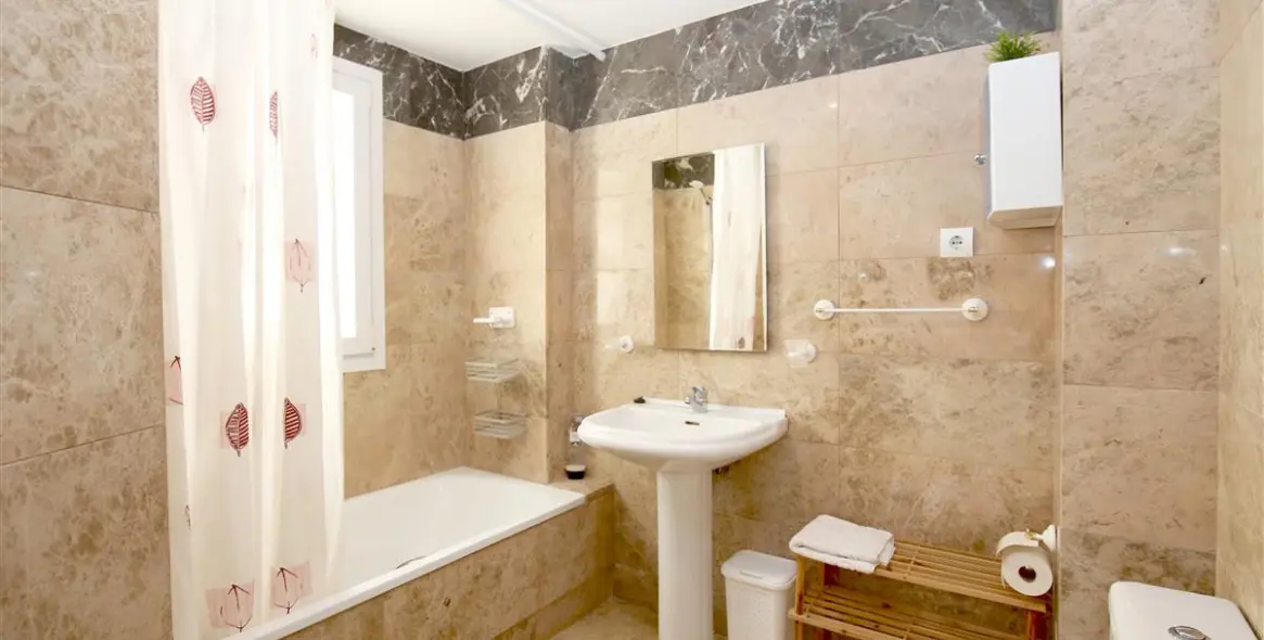 Short-term rent of middle floor apartment in Estepona 13